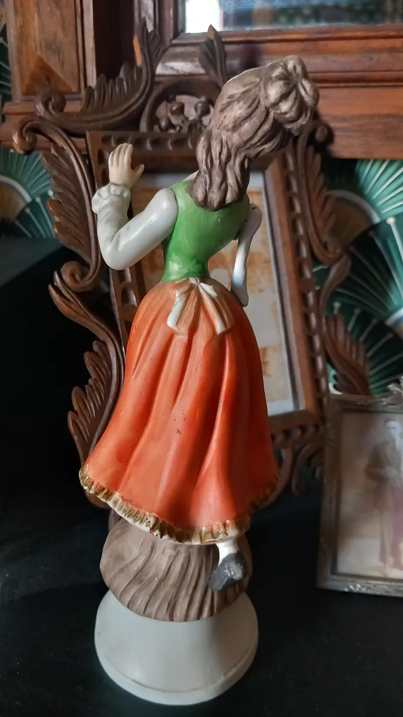 Statue ancienne modifiée femme squelette, décor gothique, handmade gothic home decor (3)