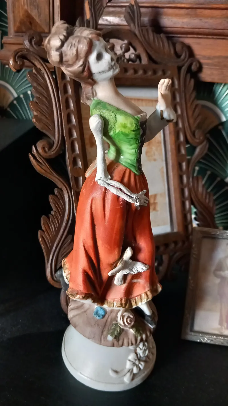 Statue ancienne modifiée femme squelette, décor gothique, handmade gothic home decor (2)