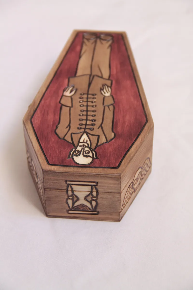 Boite en bois gravé Nosferatu en forme de cercueil, décoration gothique faite main (2)
