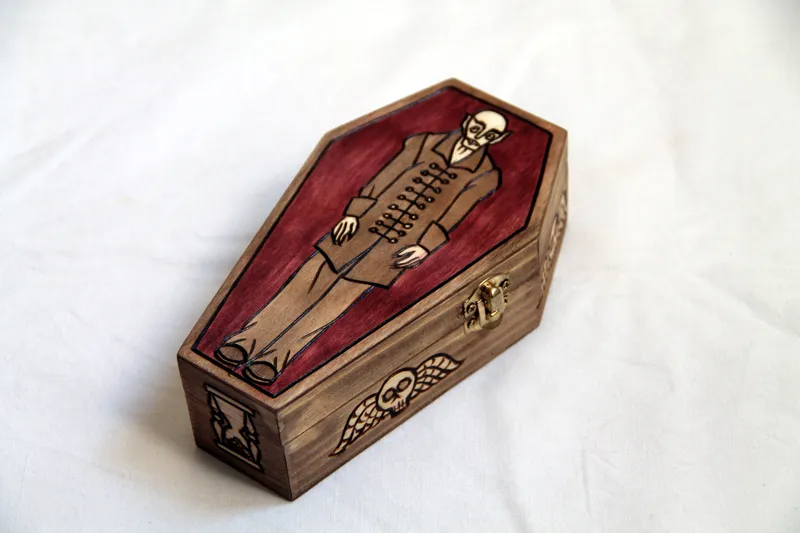 Boite en bois gravé Nosferatu en forme de cercueil, décoration gothique faite main