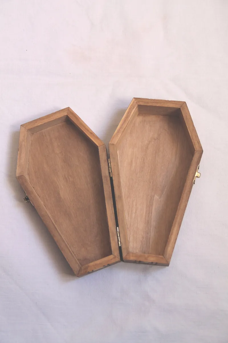 Boite en bois gravé Nosferatu en forme de cercueil, décoration gothique faite main (3)