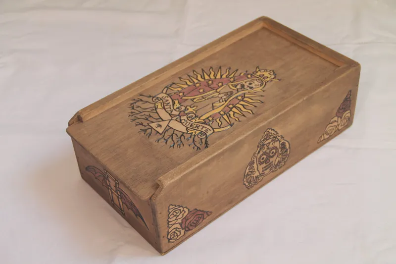 Boite vintage en bois gravé thème Santa Muerte, coffret ancien squelette et roses, décoration gothique faite main