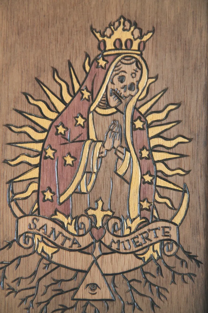 Boite vintage en bois gravé thème Santa Muerte, coffret ancien squelette et roses, décoration gothique faite main (3)