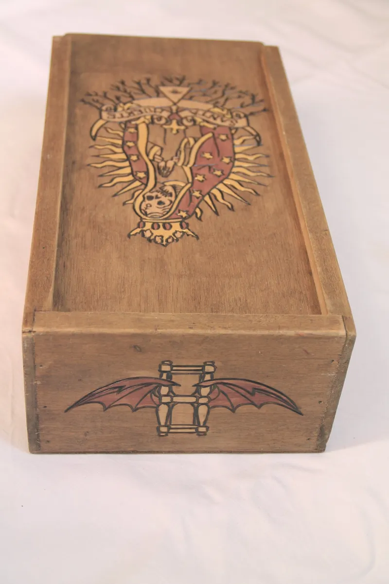 Boite vintage en bois gravé thème Santa Muerte, coffret ancien squelette et roses, décoration gothique faite main (2)