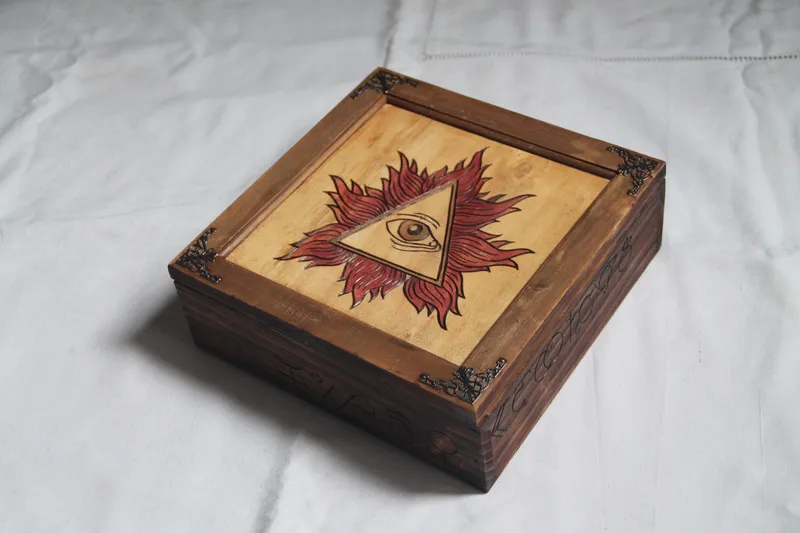 Coffret vintage en bois gravé décor occulte, boite troisième oeil, décoration gothique faite main