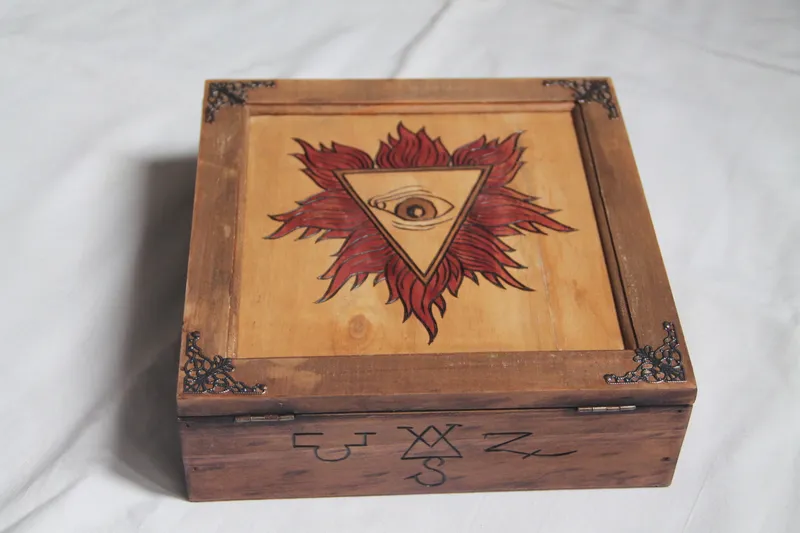 Coffret vintage en bois gravé décor occulte, boite troisième oeil, décoration gothique faite main (2)
