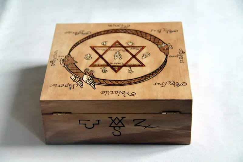 Coffret à compartiments en bois gravé d'un décor alchimique avec l'ouroboros, décoration gothique faite main (2)