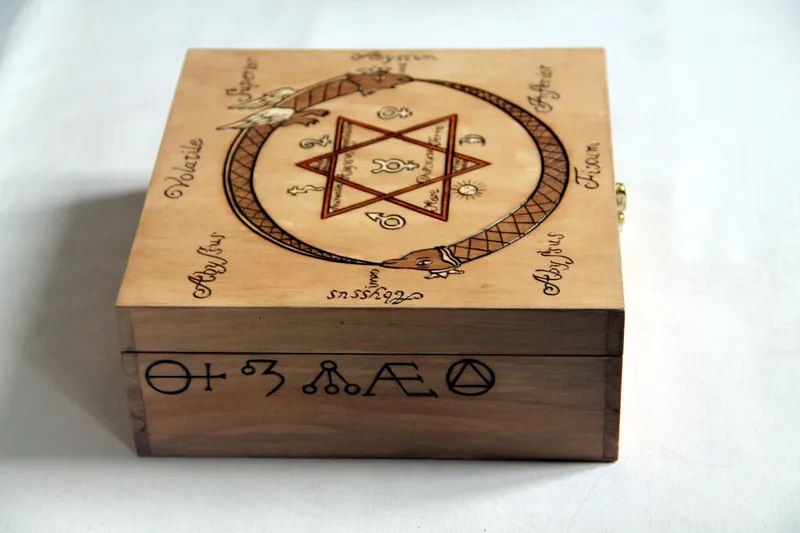 Coffret à compartiments en bois gravé d'un décor alchimique avec l'ouroboros, décoration gothique faite main (3)