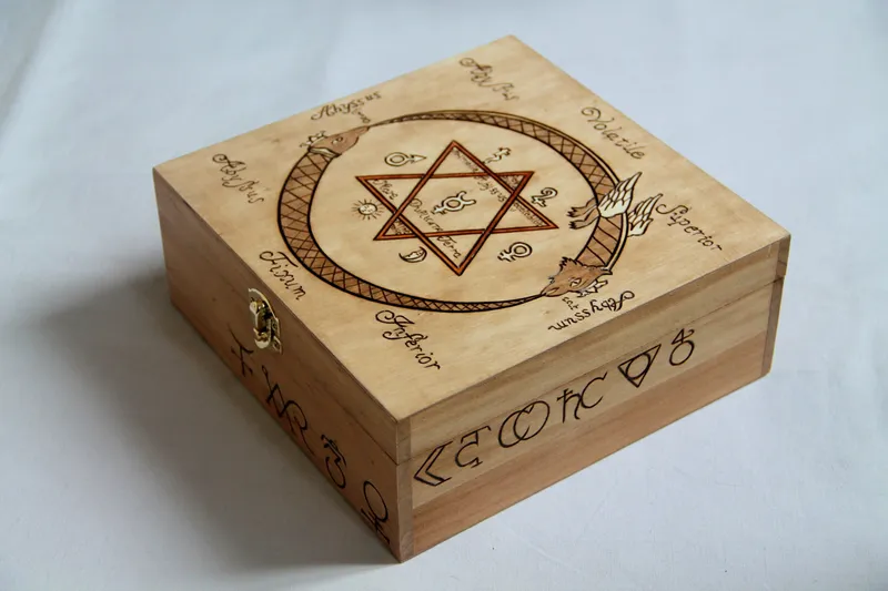 Coffret à compartiments en bois gravé d'un décor alchimique avec l'ouroboros, décoration gothique faite main