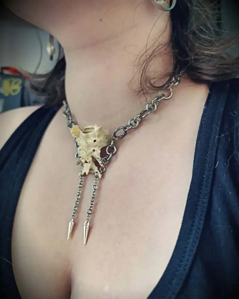 L'Ancrage des Ombres - Collier avec Sacrum de Renard, handmade gothic jewelry (3)