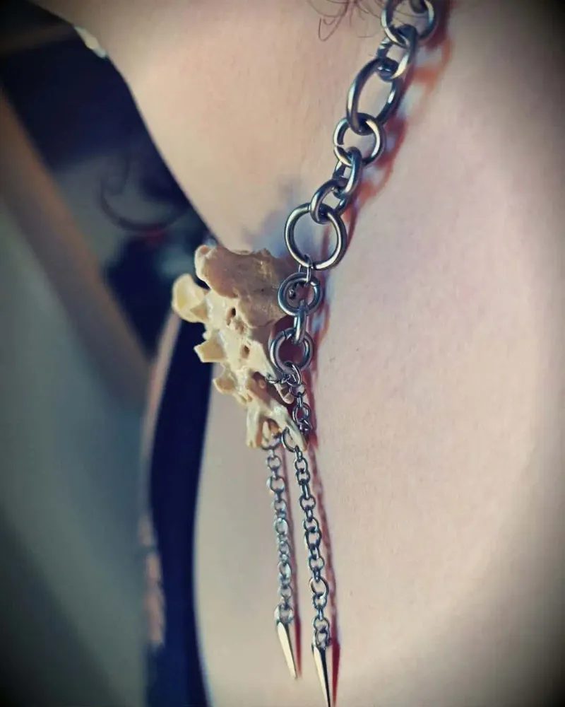 L'Ancrage des Ombres - Collier avec Sacrum de Renard, handmade gothic jewelry (2)