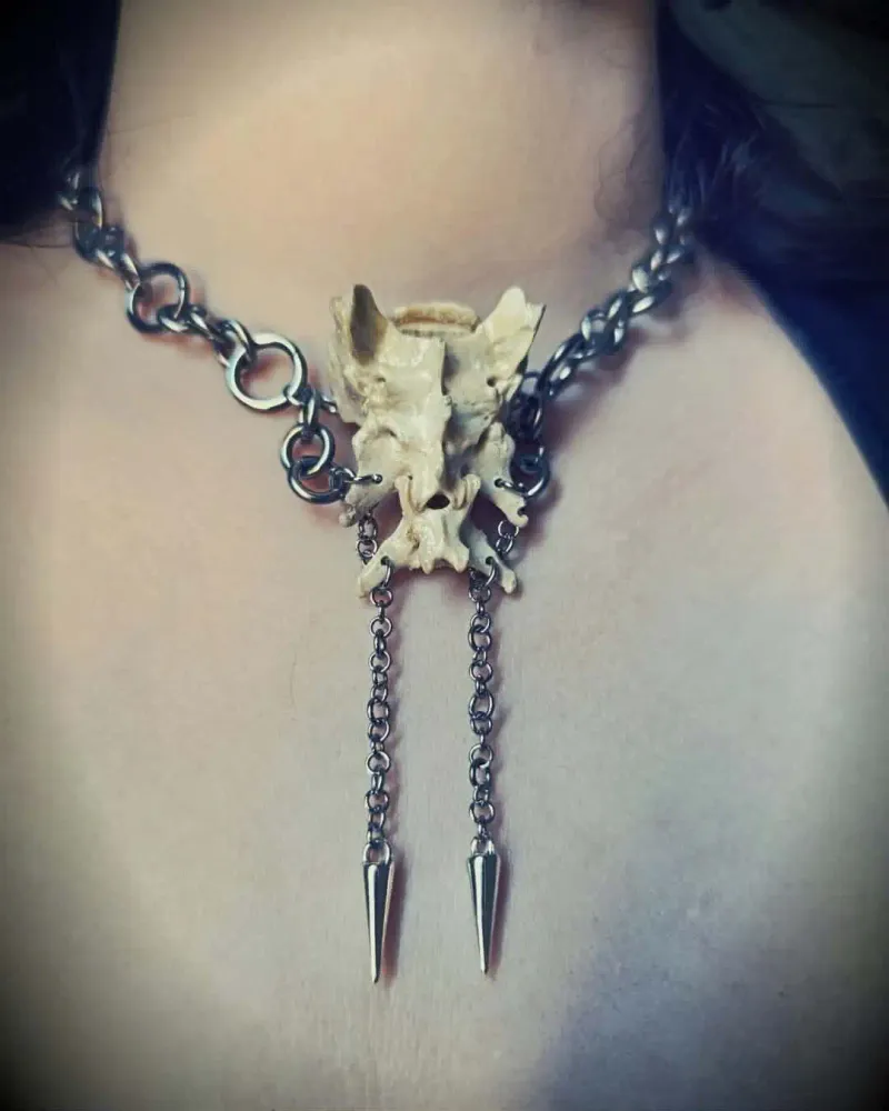 L'Ancrage des Ombres - Collier avec Sacrum de Renard, handmade gothic jewelry
