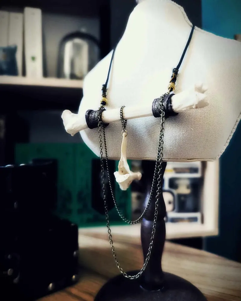 Le Gardien Vulpé - Parure en os de Renard, handmade gothic jewelry