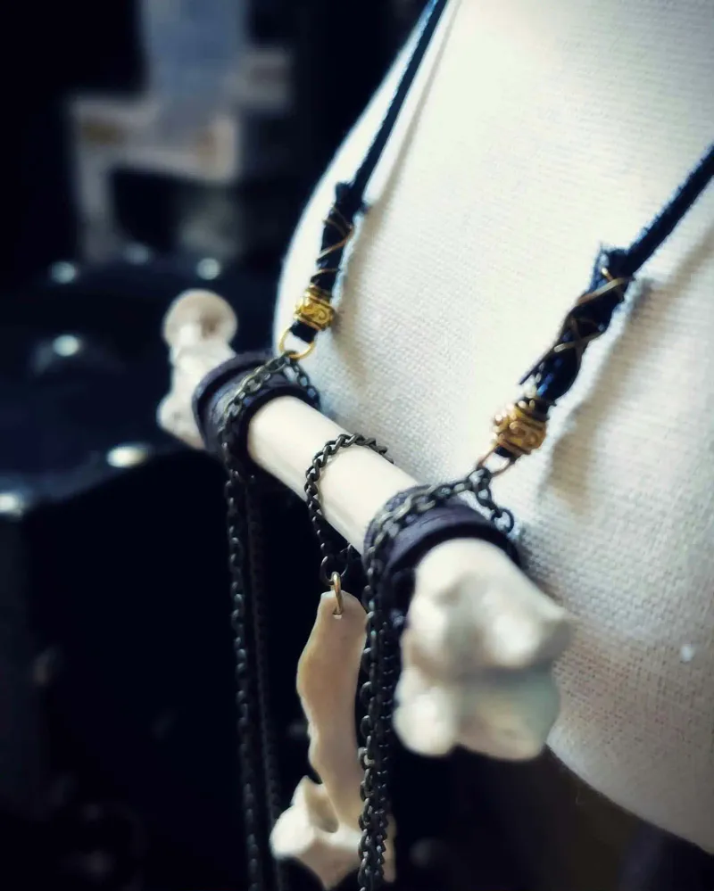 Le Gardien Vulpé - Parure en os de Renard, handmade gothic jewelry (2)