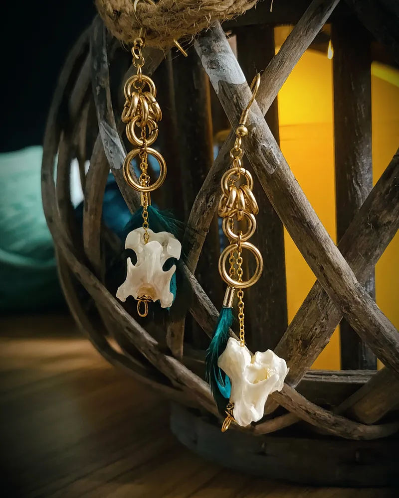 Le Rachis d'Emeraude - Pendants d'oreilles avec Vertèbres Cervicale de canard, bijou gothique fait main