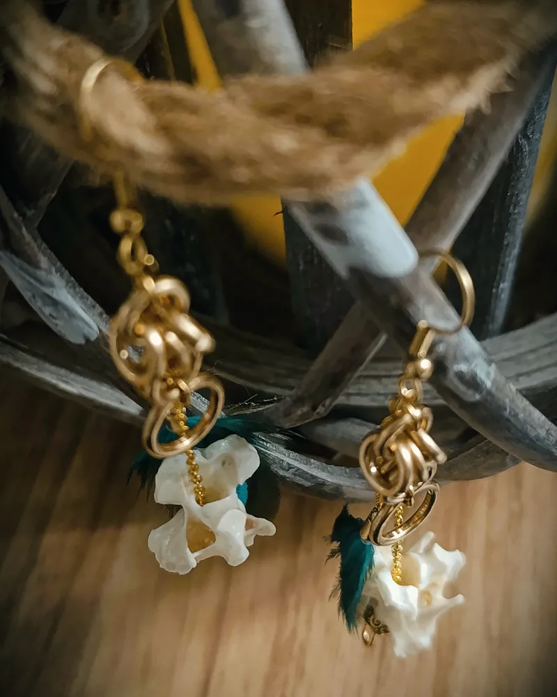 Le Rachis d'Emeraude - Pendants d'oreilles avec Vertèbres Cervicale de canard, bijou gothique fait main (2)