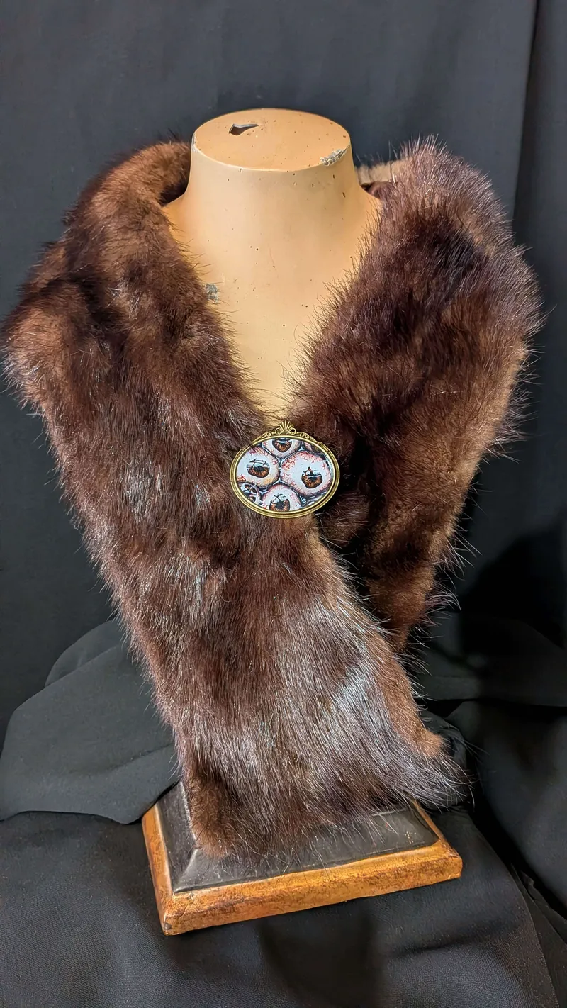Amas d'yeux - broche style gothique