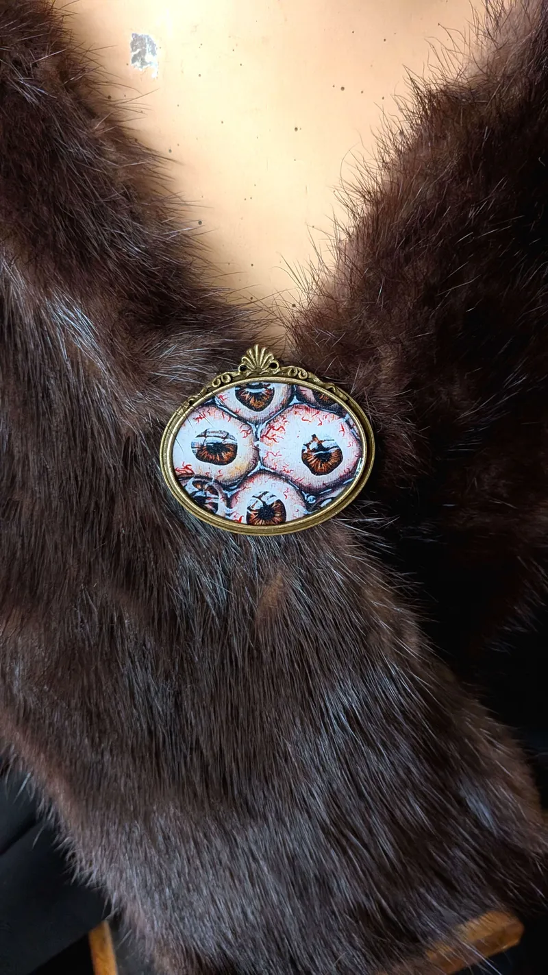 Amas d'yeux - broche style gothique — 2