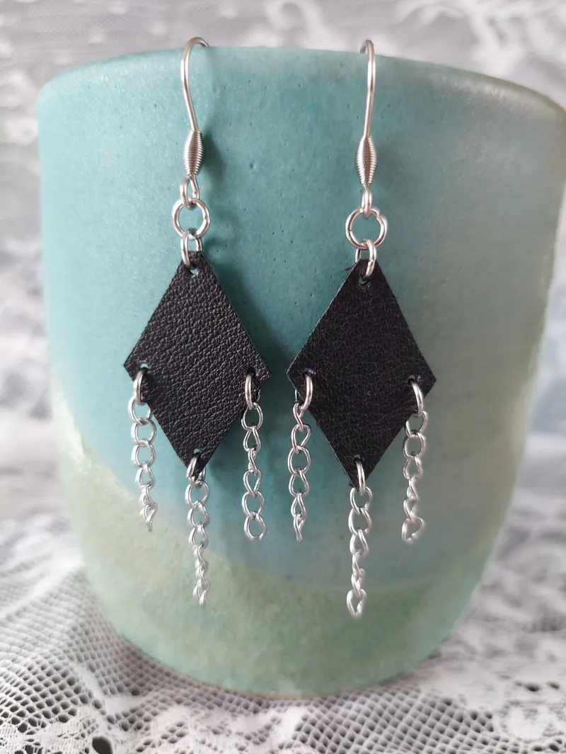 Boucles d'oreilles en cuir, bijou gothique fait main (2)