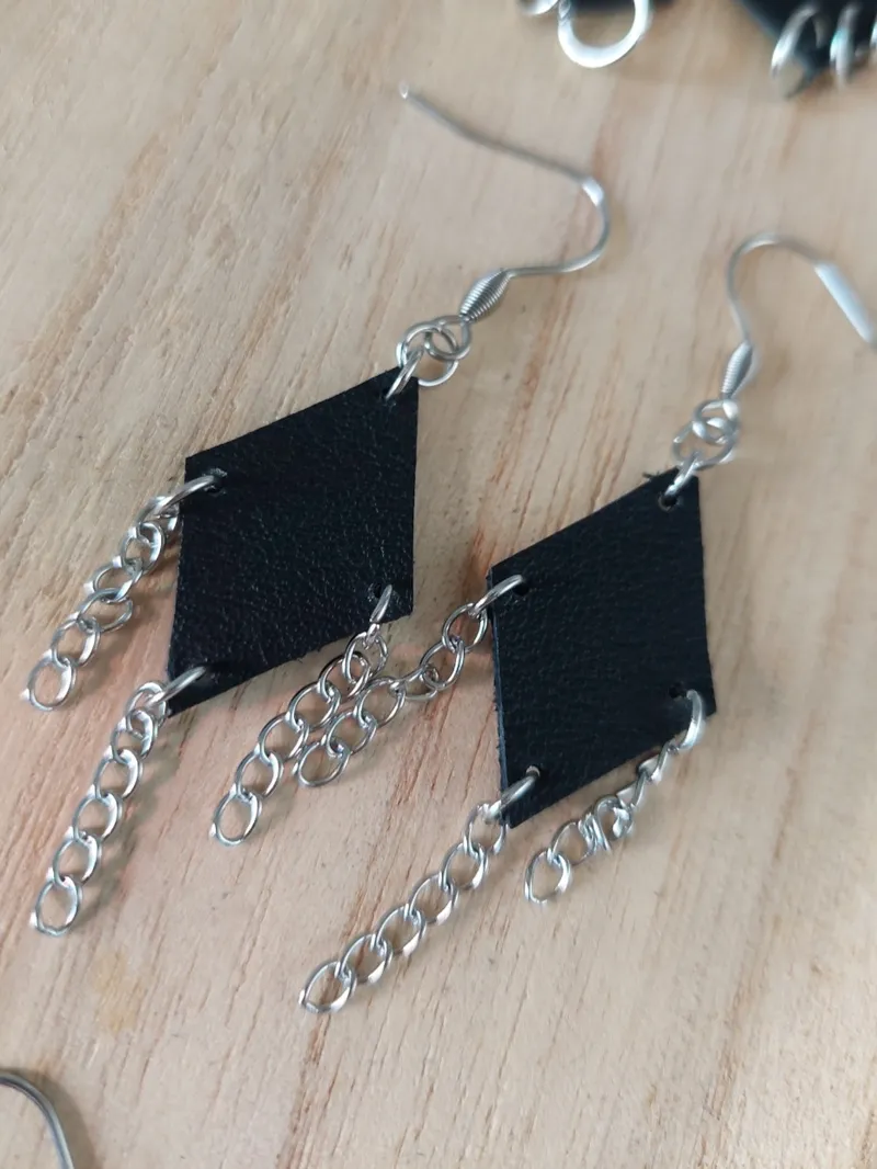 Boucles d'oreilles en cuir, bijou gothique fait main (3)
