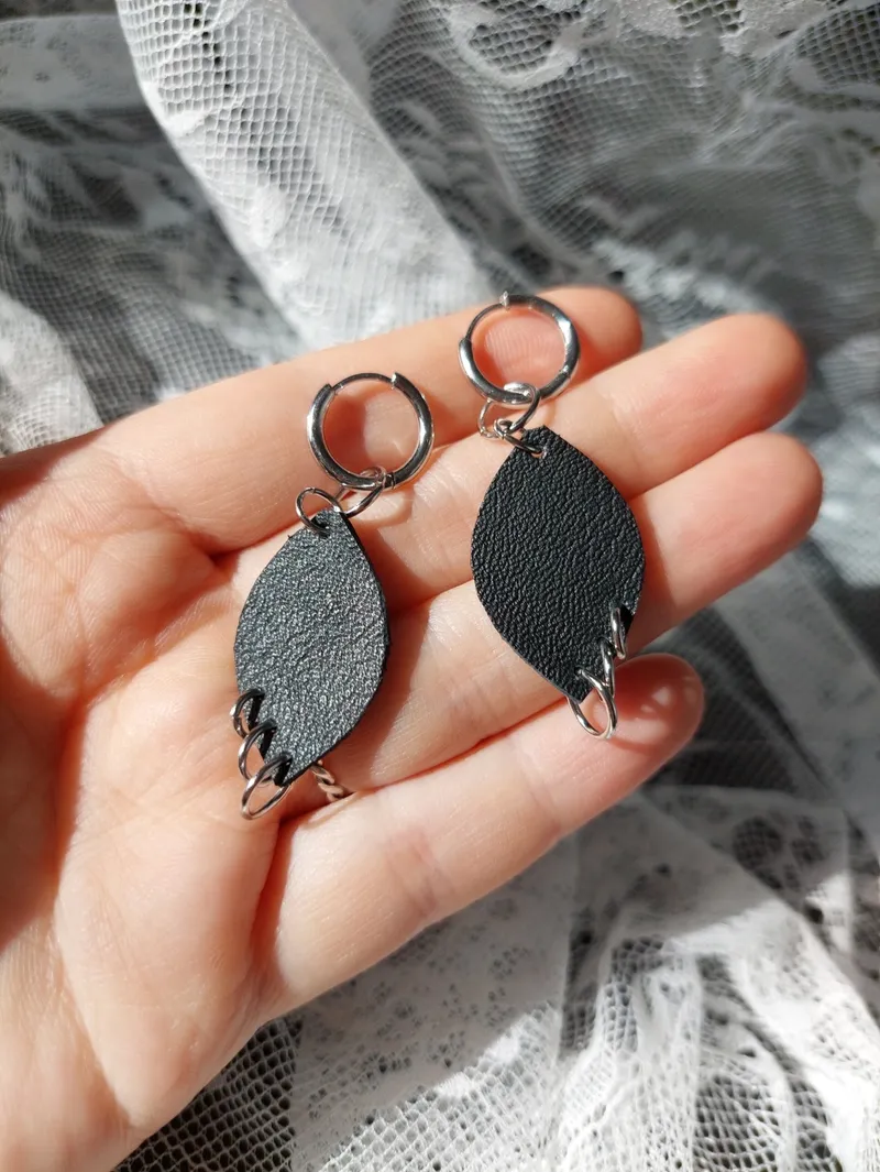 Boucles d'oreilles - créoles et pendentif en cuir, bijou gothique fait main (3)