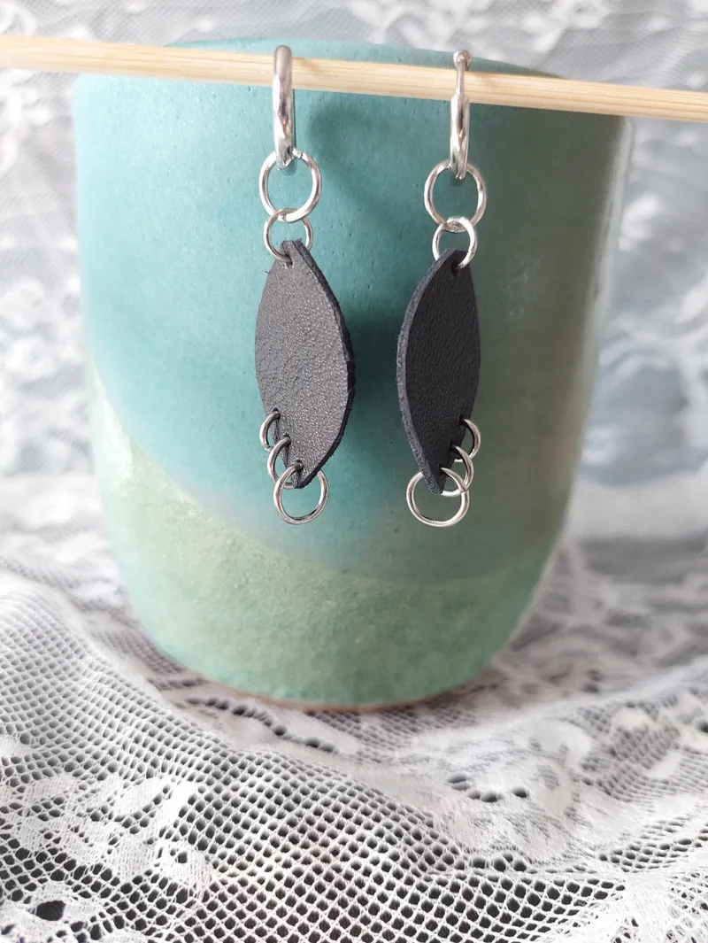 Boucles d'oreilles - créoles et pendentif en cuir, bijou gothique fait main (2)