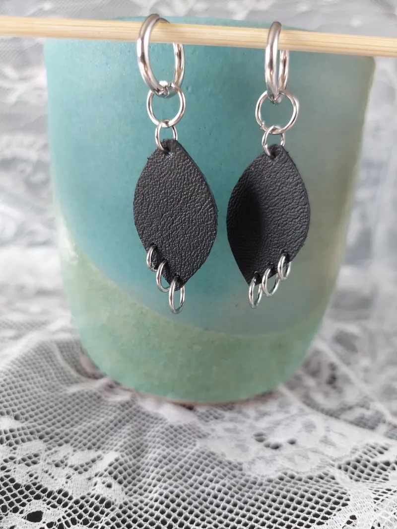 Boucles d'oreilles - créoles et pendentif en cuir, bijou gothique fait main