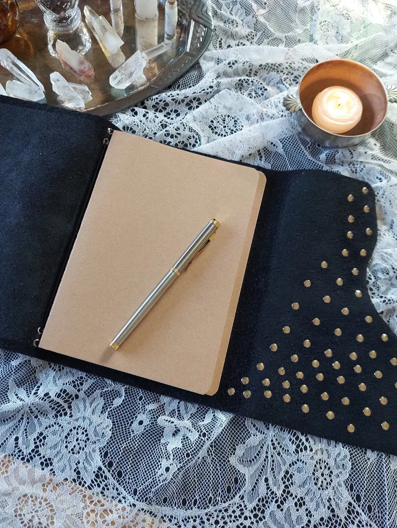Journal asymétrique en cuir A5, handmade gothic accessory (2)