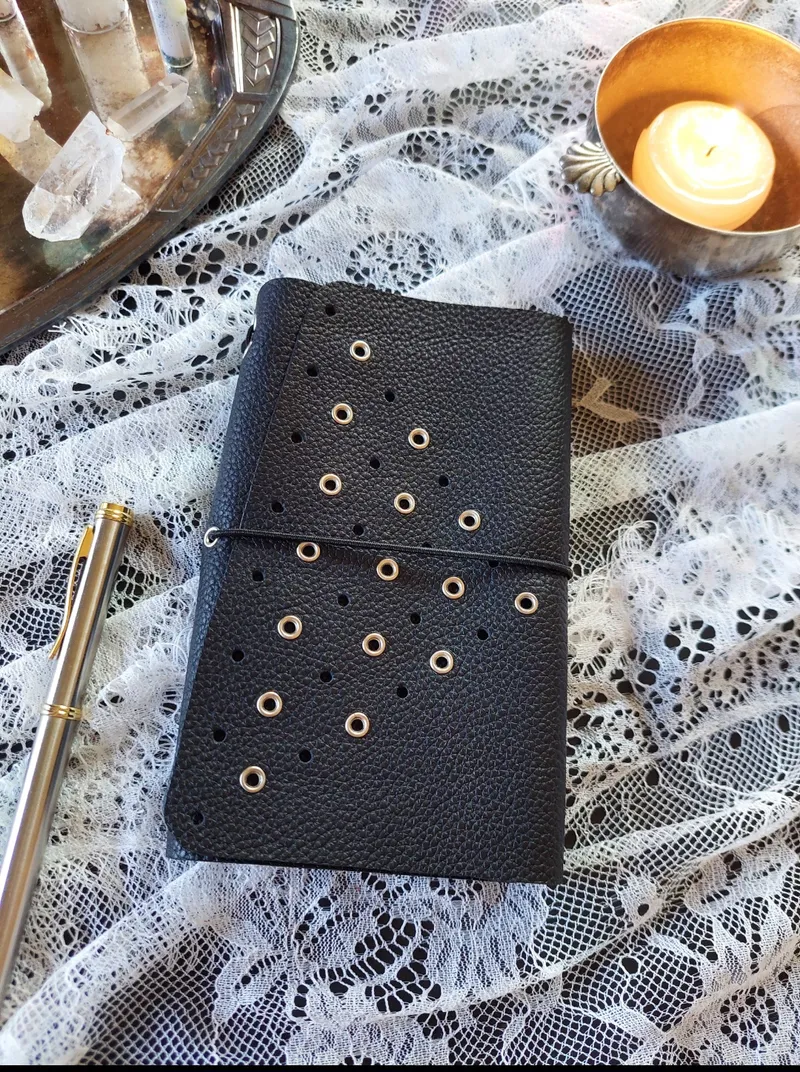 Journal troué en cuir A6