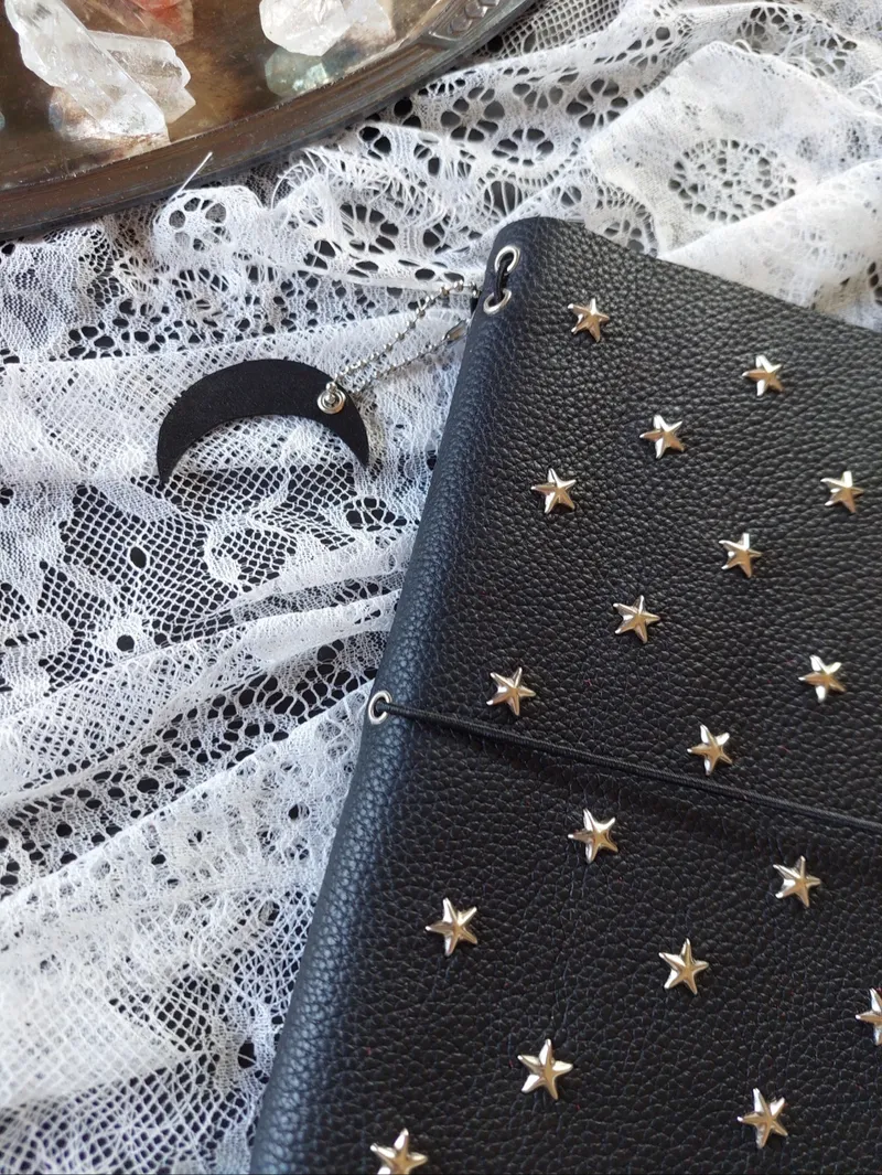 Journal étoilé en cuir A5, handmade gothic accessory (3)