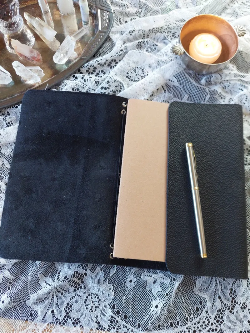 Journal étoilé en cuir A5, handmade gothic accessory (2)