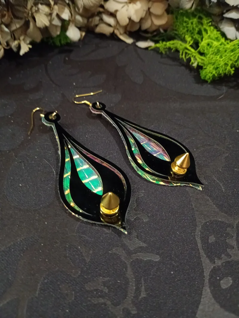 Boucles d'Oreilles "Dévotion Noire" | Style Cyber Goth, Simili Cuir Verni & Holographique Crocodile, Spike Doré, Fait Main, bijou gothique fait main