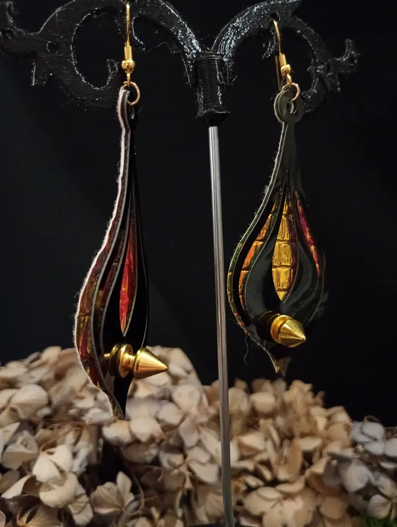 Boucles d'Oreilles "Dévotion Noire" | Style Cyber Goth, Simili Cuir Verni & Holographique Crocodile, Spike Doré, Fait Main, bijou gothique fait main (2)