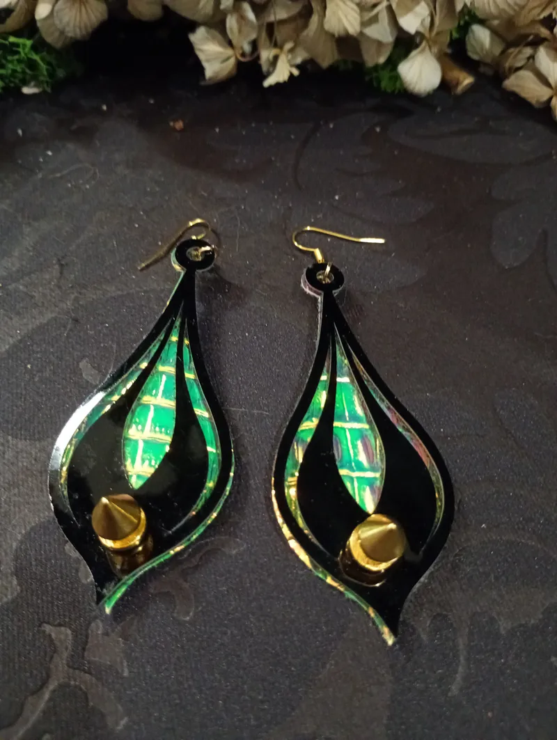 Boucles d'Oreilles "Dévotion Noire" | Style Cyber Goth, Simili Cuir Verni & Holographique Crocodile, Spike Doré, Fait Main, bijou gothique fait main (3)
