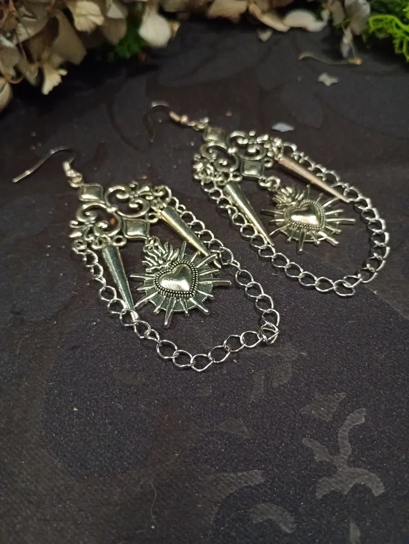 Boucles d'Oreilles Sorcière Mystique "Cœur de Cendre" | Style Ex-Voto Mexicain, Rouge, Noir ou Argenté, Look Occulte, bijou gothique fait main (2)