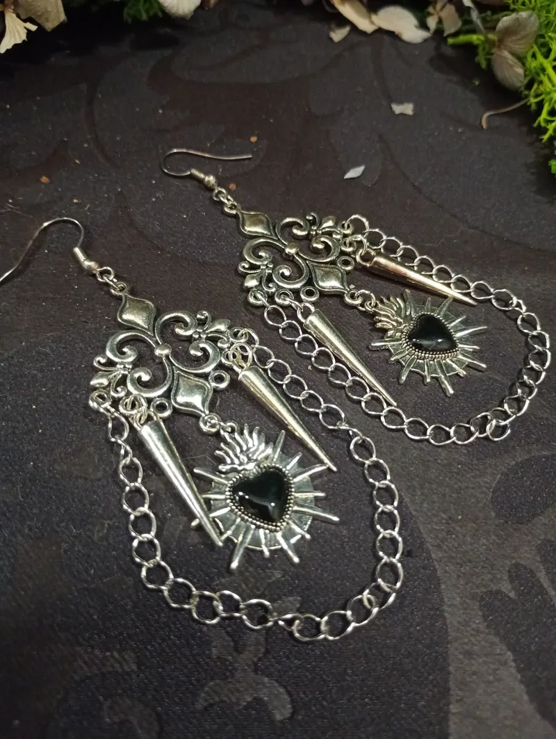 Boucles d'Oreilles Sorcière Mystique "Cœur de Cendre" | Style Ex-Voto Mexicain, Rouge, Noir ou Argenté, Look Occulte, bijou gothique fait main (3)