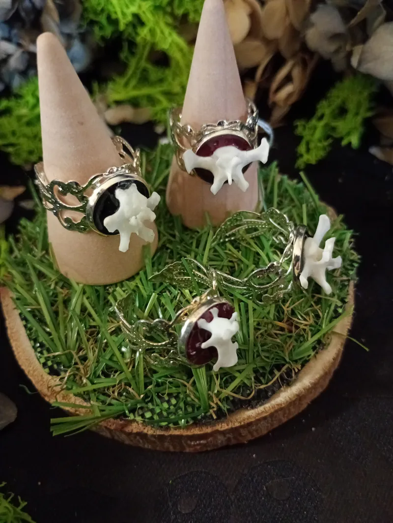 Bague "Relique de Forêt" – Véritable Vertèbre de Martre & Résine – Bijou Gothique Réglable – Cabinet de Curiosités – Modèle Unique Fait Main, bijou gothique fait main (2)