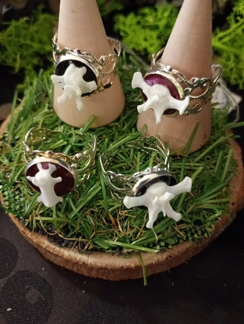 Bague "Relique de Forêt" – Véritable Vertèbre de Martre & Résine – Bijou Gothique Réglable – Cabinet de Curiosités – Modèle Unique Fait Main, bijou gothique fait main