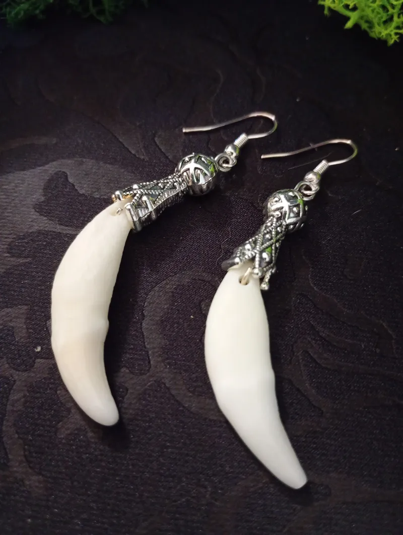 Dague Boucles d'Oreilles en os Taxidermie / Gothique Fantaisie | Canine de Coyote | Apprêt Médiéval | Sorcier Tribal | Argenté ou Doré, handmade gothic jewelry