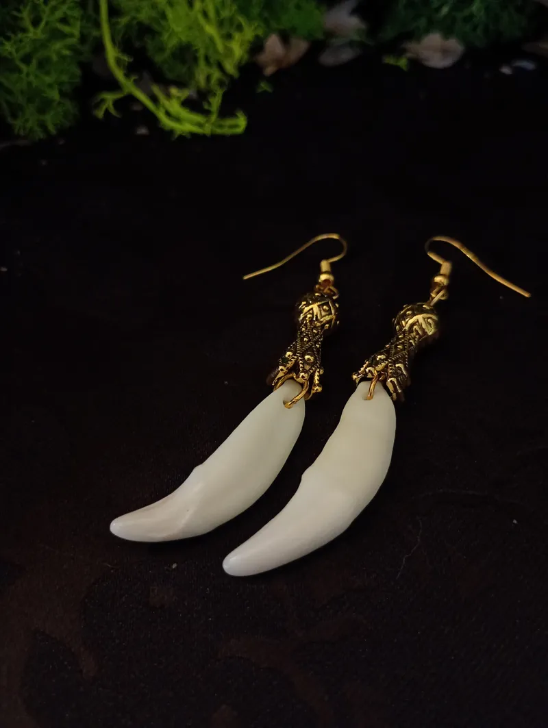 Dague Boucles d'Oreilles en os Taxidermie / Gothique Fantaisie | Canine de Coyote | Apprêt Médiéval | Sorcier Tribal | Argenté ou Doré, handmade gothic jewelry (2)