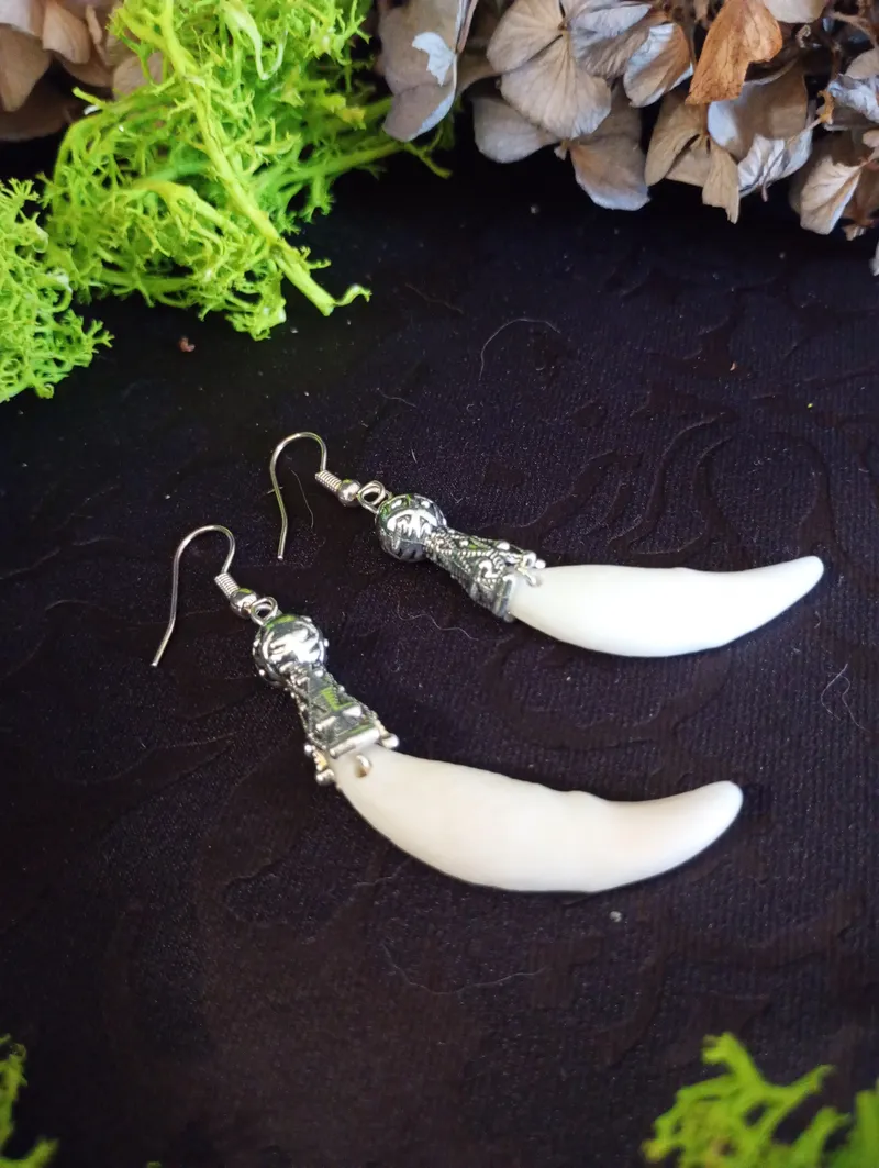 Dague Boucles d'Oreilles en os Taxidermie / Gothique Fantaisie | Canine de Coyote | Apprêt Médiéval | Sorcier Tribal | Argenté ou Doré, handmade gothic jewelry (3)