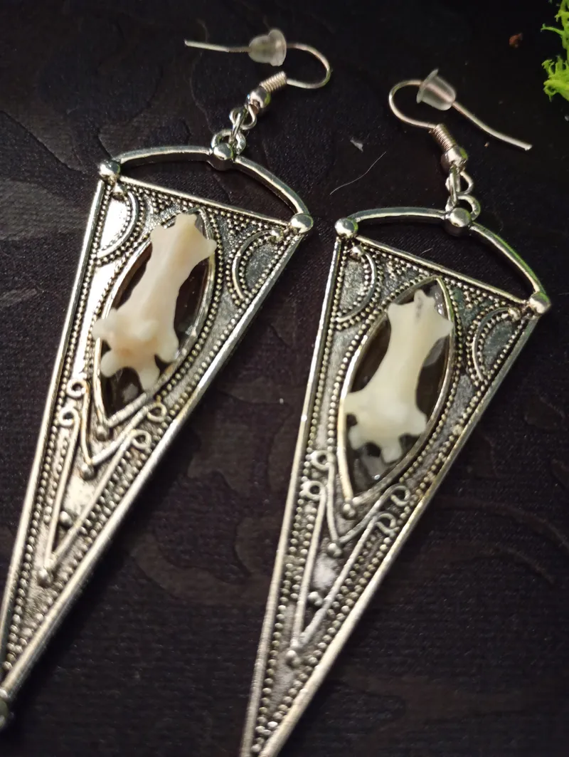 Boucles d’oreilles “Temple du Sceau” – Bijou mystique en métal tibétain & véritable os, style ésotérique, gothique et artisanal, bijou gothique fait main (3)