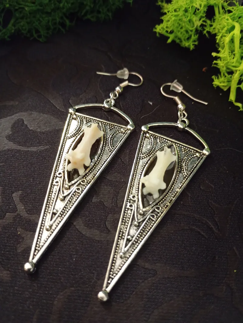 Boucles d’oreilles “Temple du Sceau” – Bijou mystique en métal tibétain & véritable os, style ésotérique, gothique et artisanal, bijou gothique fait main