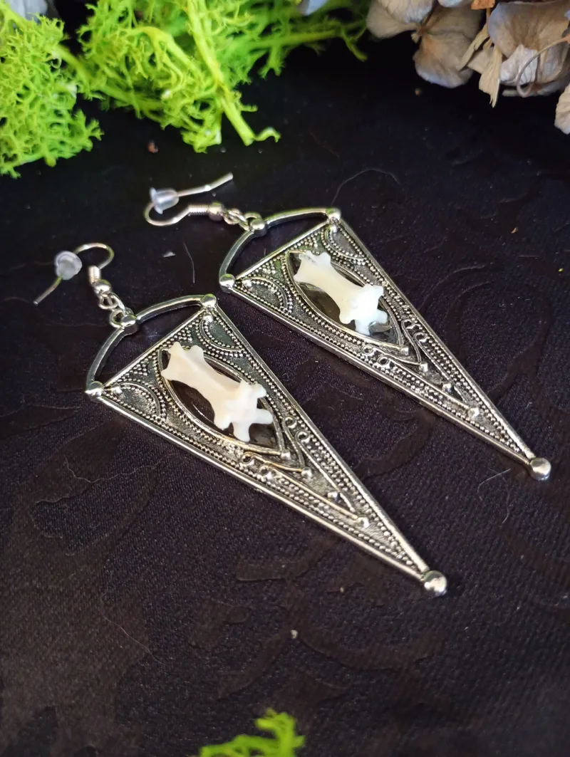 Boucles d’oreilles “Temple du Sceau” – Bijou mystique en métal tibétain & véritable os, style ésotérique, gothique et artisanal, bijou gothique fait main (2)