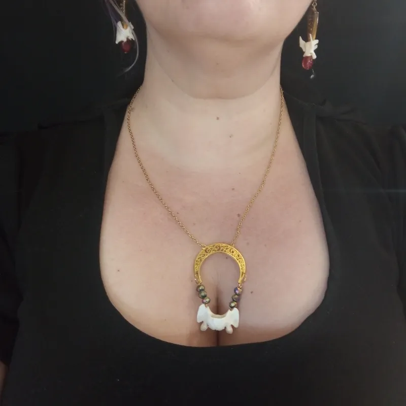Collier "lune sacrée" Pièce Unique Os de Bassin Véritable & Lune Filigrane | Bijou Païen Sorcière Gothique wiccan dark | Choix Or ou Argent, bijou gothique fait main (2)