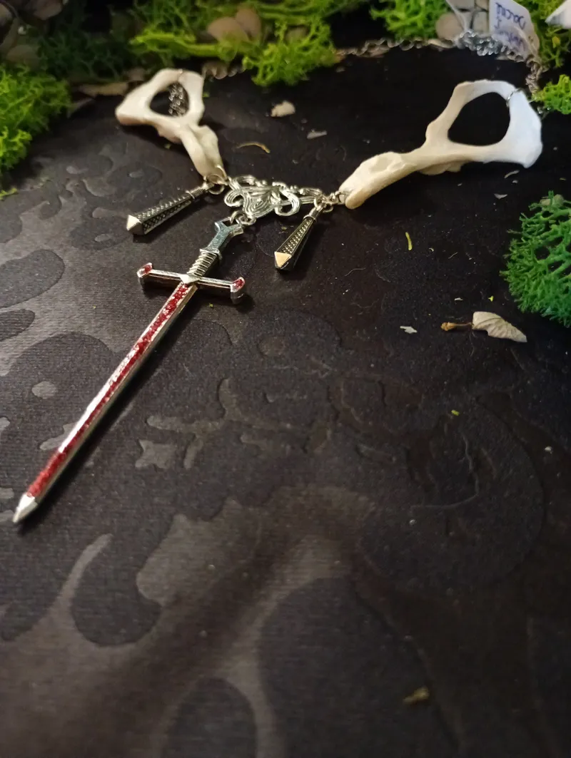 Vestige Sacré Collier Médiéval Gothique / dark fantasy | os Pelvien Épée Sanglante | Filigrane & Tribal | Pièce Unique Taxidermie sorcière, handmade gothic jewelry (3)