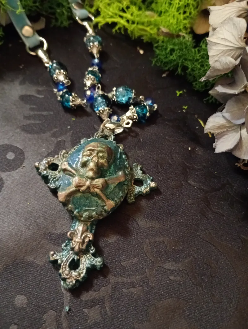 La Croix du Butin Maudit Collier Gothique Pastel Goth Nu Goth Fait Main Résine Peinte Perles Craquelées Pièce Unique |, bijou gothique fait main