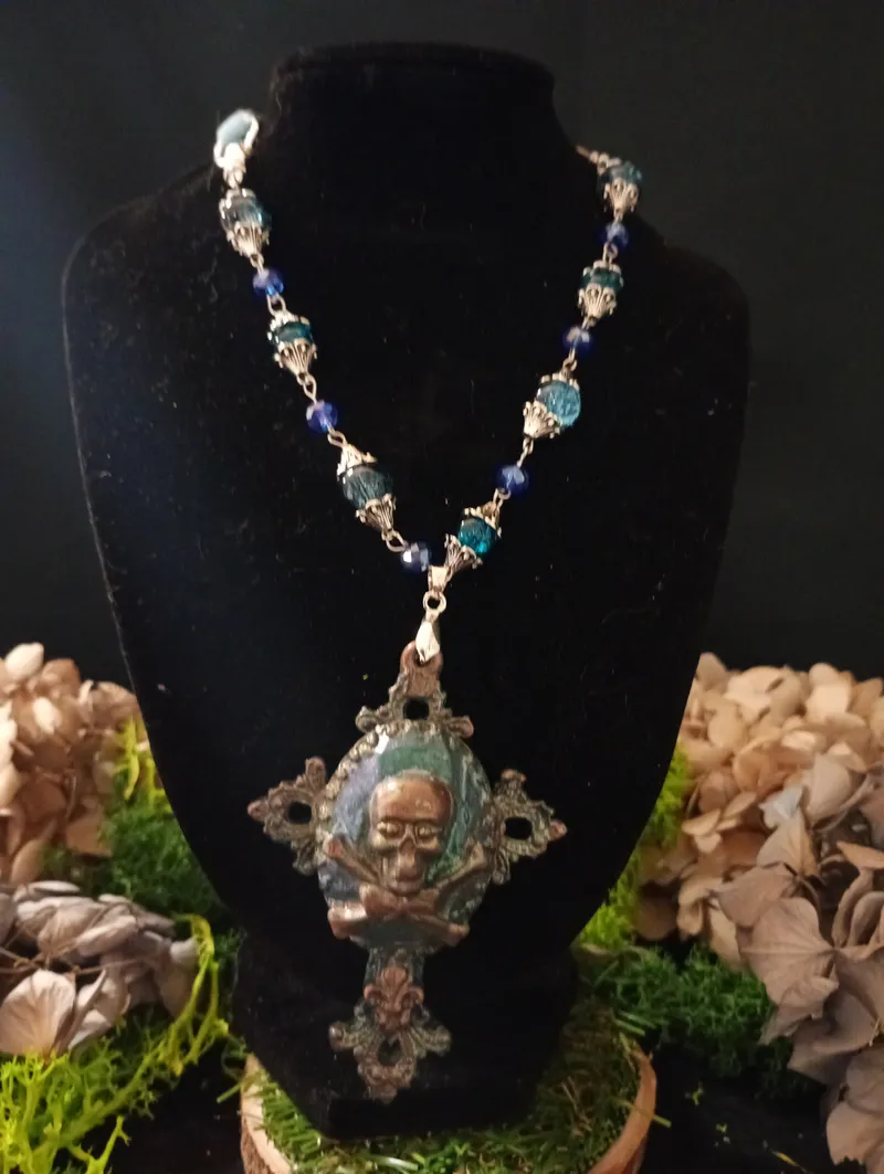 La Croix du Butin Maudit Collier Gothique Pastel Goth Nu Goth Fait Main Résine Peinte Perles Craquelées Pièce Unique |, bijou gothique fait main (2)
