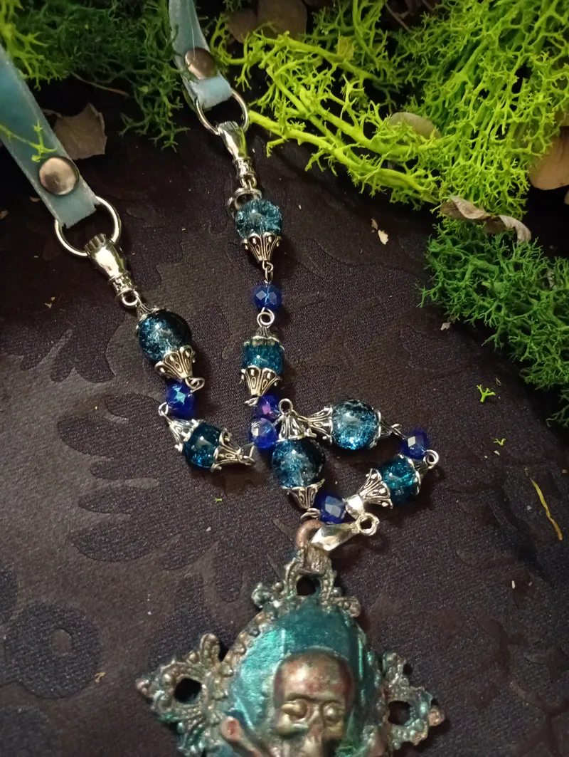 La Croix du Butin Maudit Collier Gothique Pastel Goth Nu Goth Fait Main Résine Peinte Perles Craquelées Pièce Unique |, bijou gothique fait main (3)