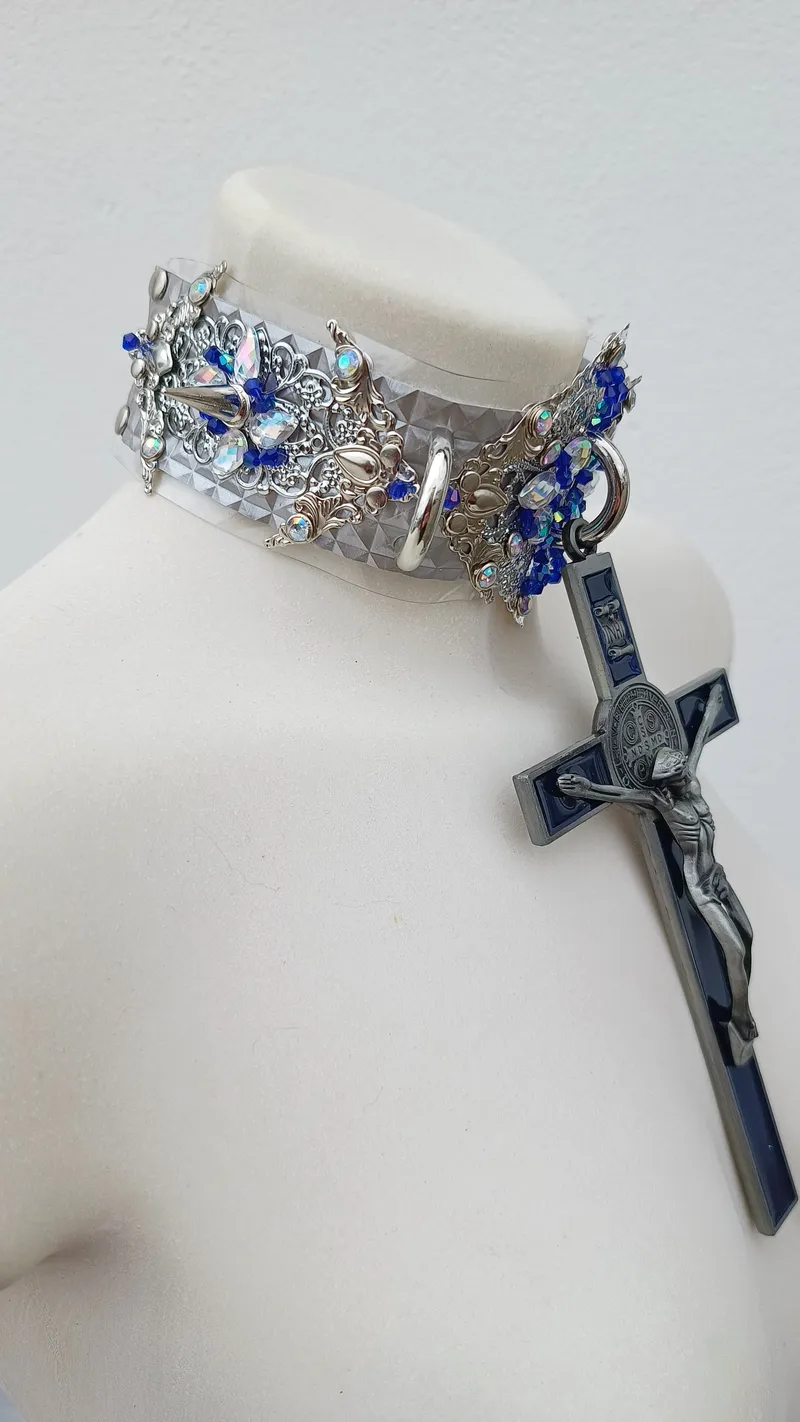 choker unique "BAROK CROSS" | Collier Gothique Baroque Argenté & Croix Bleue, PVC Relief, Gemmes Iridescentes, bijou gothique fait main (2)